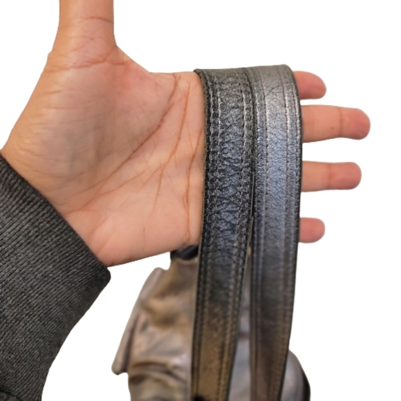 🚩SOLD🚩💥 B. MAKOWSKY LARGE SILVER METALLIC GENUINE LEATHER SHOULDER BAG - Picture 14 of 17